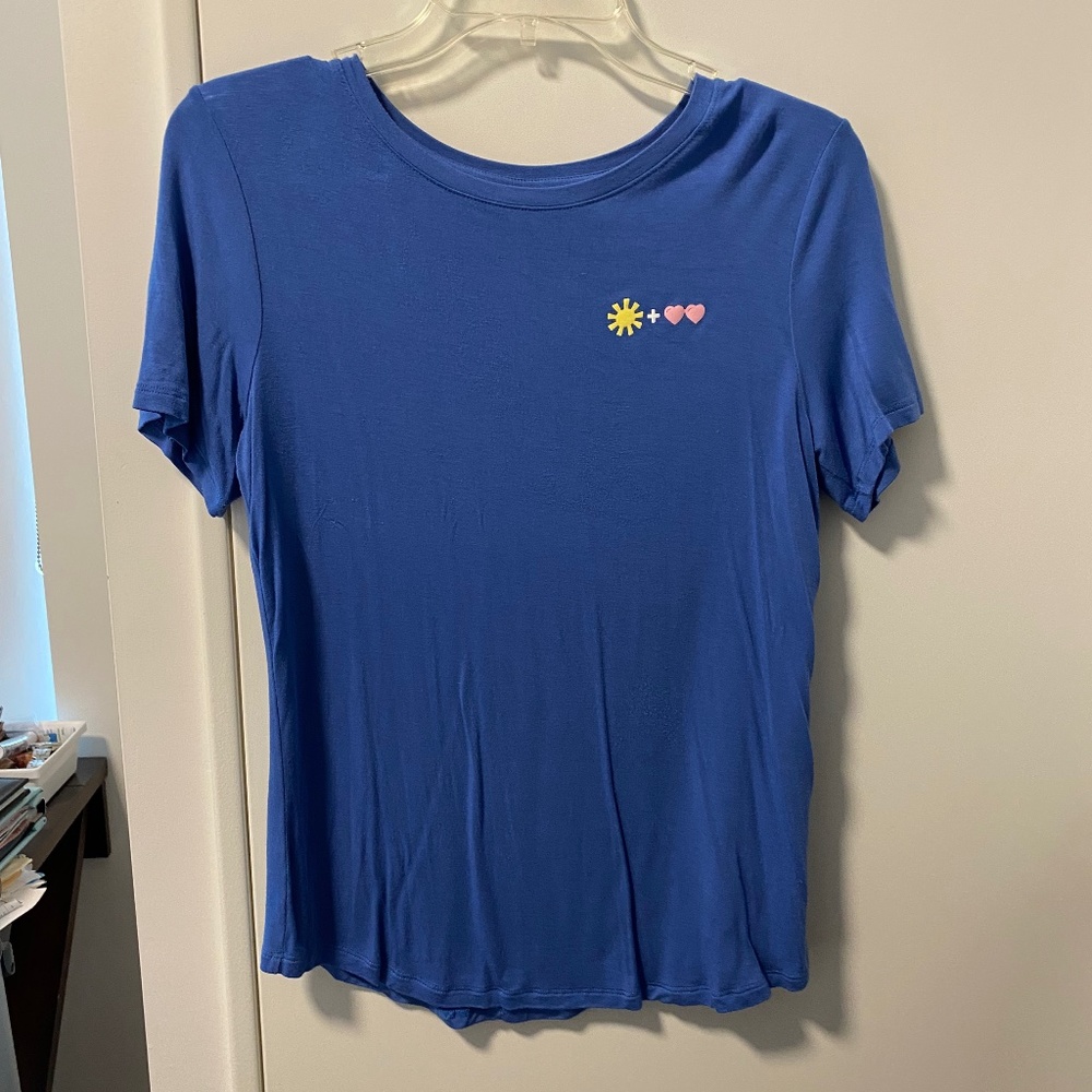 Old Navy blue t shirt sun and hearts